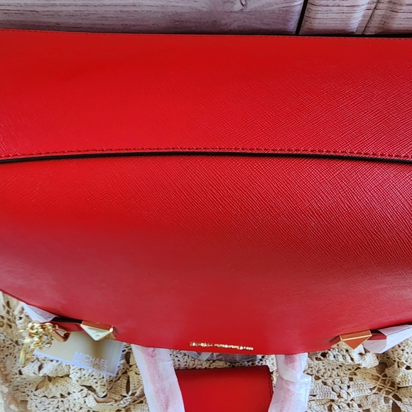 MK Michael Kors Karla satchel in Sangria color. With jet set wallet, key charms - Picture 14 of 16